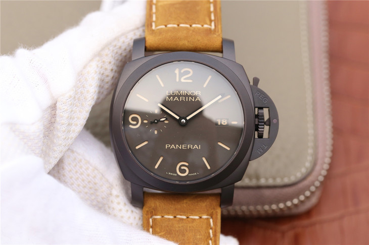 VS沛納海V2完美版pam00386/PAM386。背面擺輪旁邊的小齒輪是轉動的，擺輪位置改到了7點鐘對應的位置，和原裝位置一摸一樣，其他版本都是在11點鐘位置或6點鐘位置！男士表，自動機械機芯，透底
