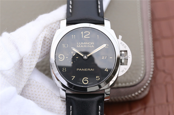 VS沛納海V2升級版pam00359/PAM359。經過兩年多的研發，克隆了原裝全自動p.9000機械機芯，通過背面透底可以看出避震器擺輪位置改到了7點鐘對應的位置，男士腕錶，皮錶帶，透底