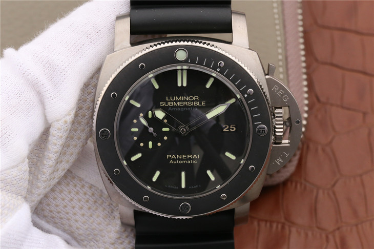 VS沛納海V2升級版pam00389/PAM389。47mm直徑，經過兩年多的研發，克隆了原裝全自動p.9000機械機芯，避震器擺輪位置改到了7點鐘對應的位置，男士手錶，矽膠錶帶，自動機械機芯，透底